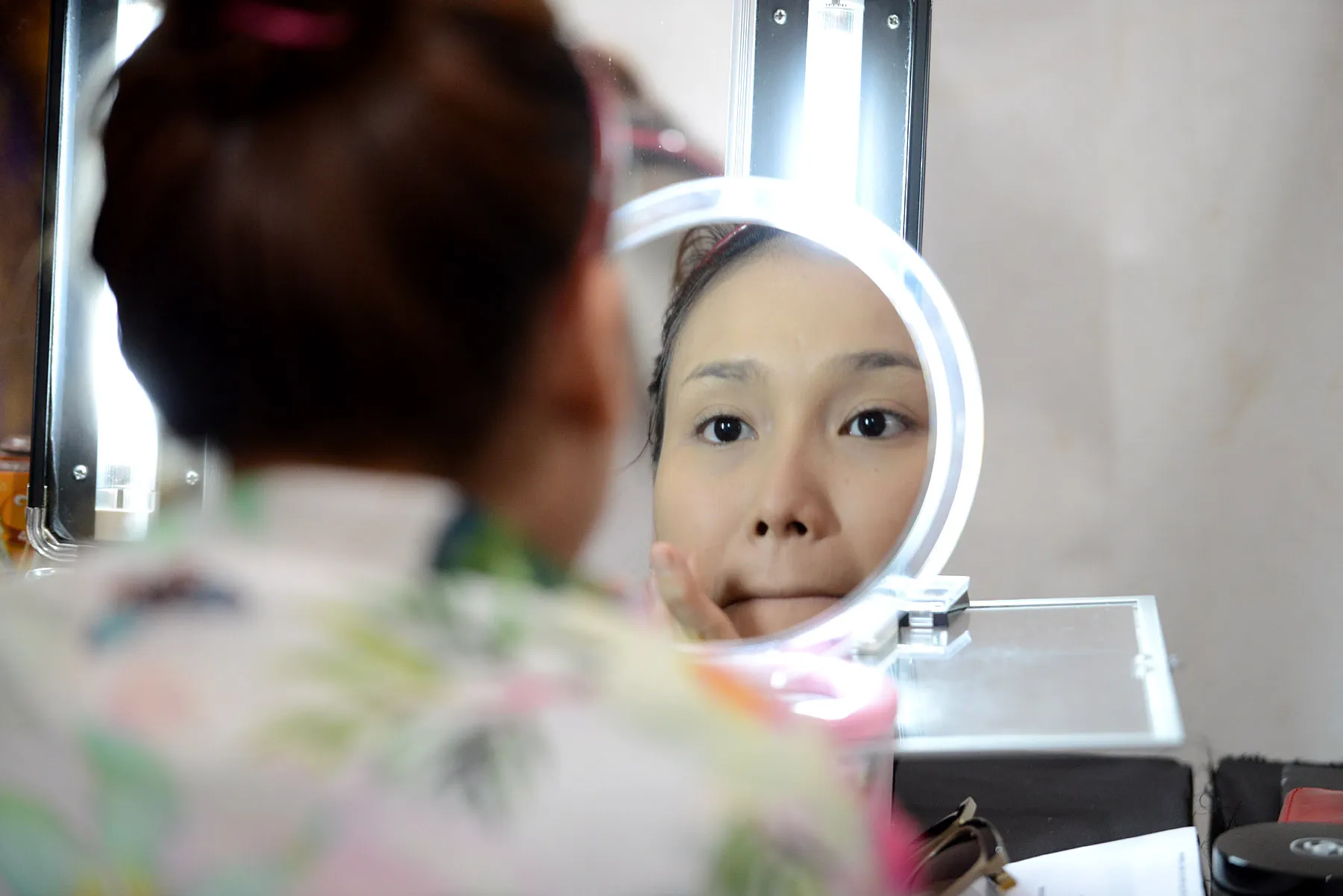 Ayu Ting Ting pakai make up sendiri. ©KapanLagi.com®/Bambang E Ros