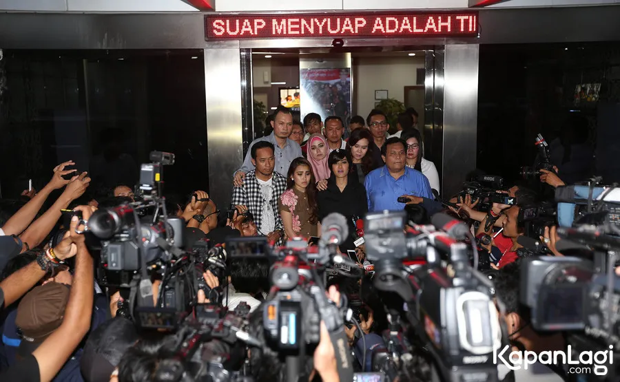 Deni Cagur - Ayu Ting Ting - Jupe diperiksa sebagai saksi terkait kasus Zaskia Gotik © KapanLagi.com®/Budy Santoso