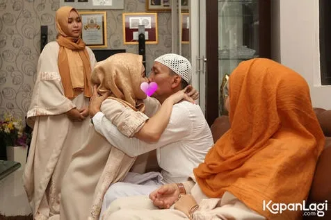 Foto ciuman bibir Ayu Ting Ting dan ayahnya. ©KapanLagi.com/Budy Santoso