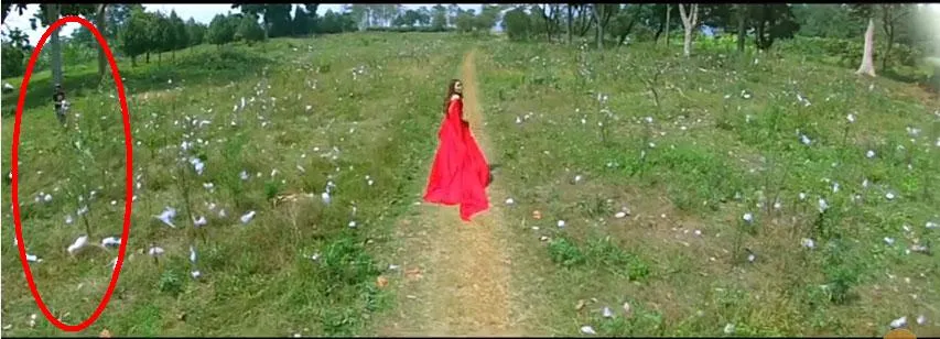 Dalam lingkaran merah, kameramen yang tak sengaja muncul di klip Ayu Ting Ting © Youtube.com/indohitsrecords