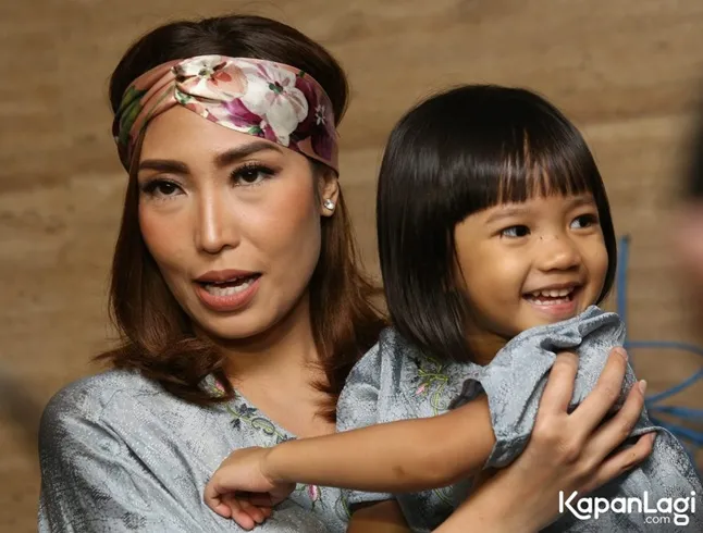 Ayu Dewi ajari anak puasa lewat lagu © KapanLagi.com®/Agus Apriyanto