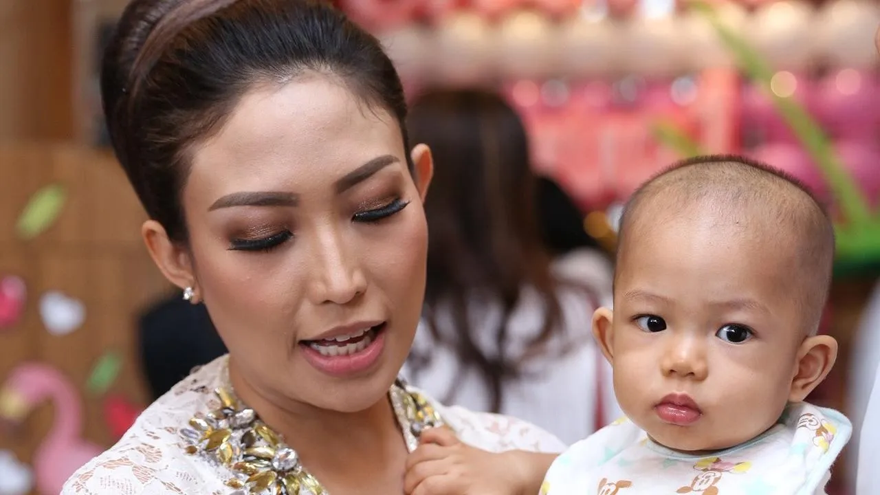 Persiapan acara ulang tahun anak Ayu Dewi dadakan. (Credit: via liputan6.com)