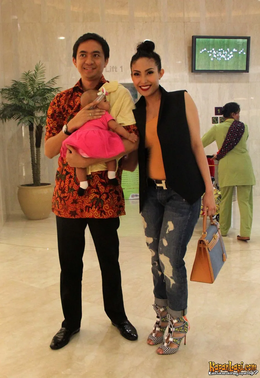 Ayu Dewi mengaku penghasilannya berkurang saat menyusui.