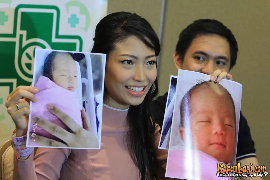 Ayu Dewi dan Reggy Datau menunjukkan foto putrinya