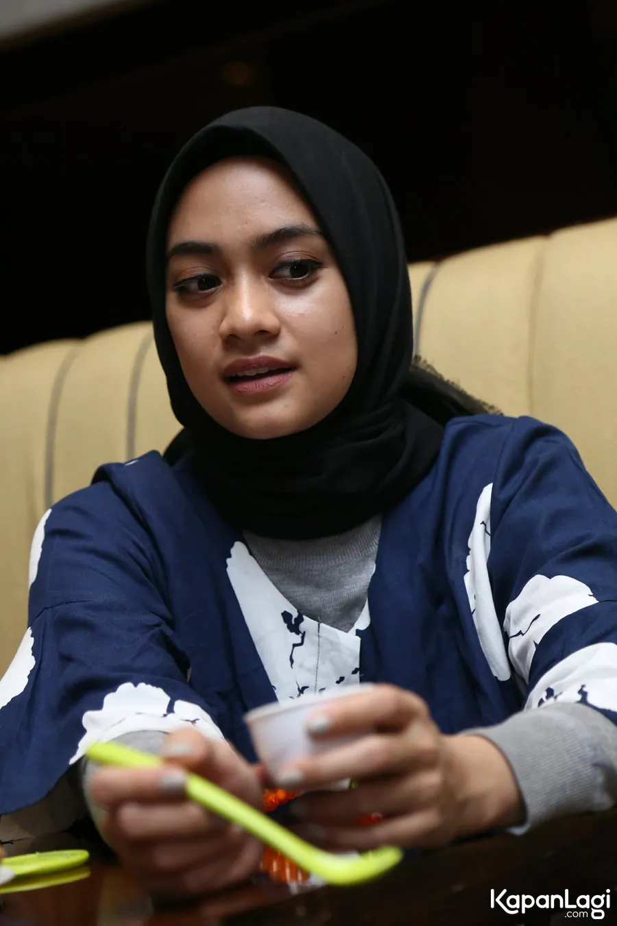 Ayudia Bing Slamet, ingin berhijab ketika berada di Bali. ŠKapanLagi.com/Agus Apriyanto