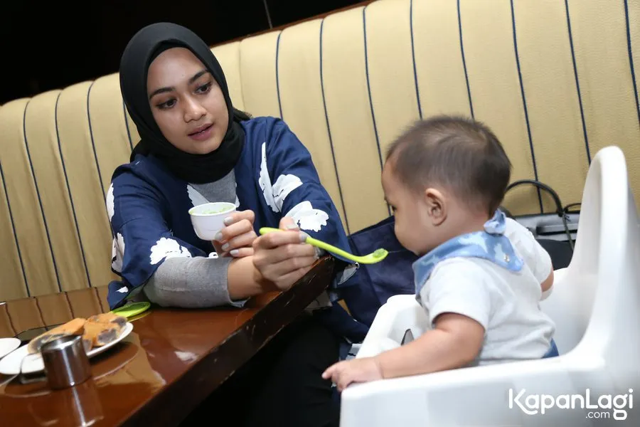 Ayudia Bing Slamet kini berhijab. ŠKapanLagi.com/Agus Apriyanto