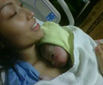 Ayu Dewi mendekap putri pertamanya Foto: Kapanlagi.com