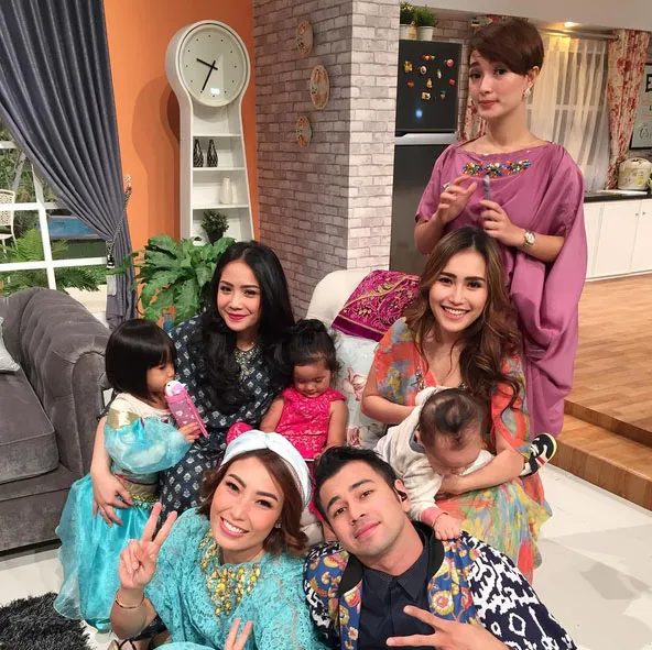 Ayu Ting Ting jadi bintang tamu di acara Rumah Mama Amy © Instagram.com/raffinagita1717