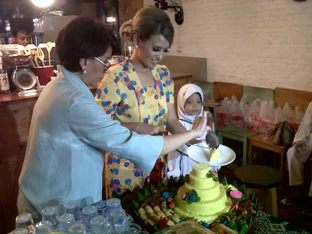 Syukuran Ayushita setelah menjadi sarjana.