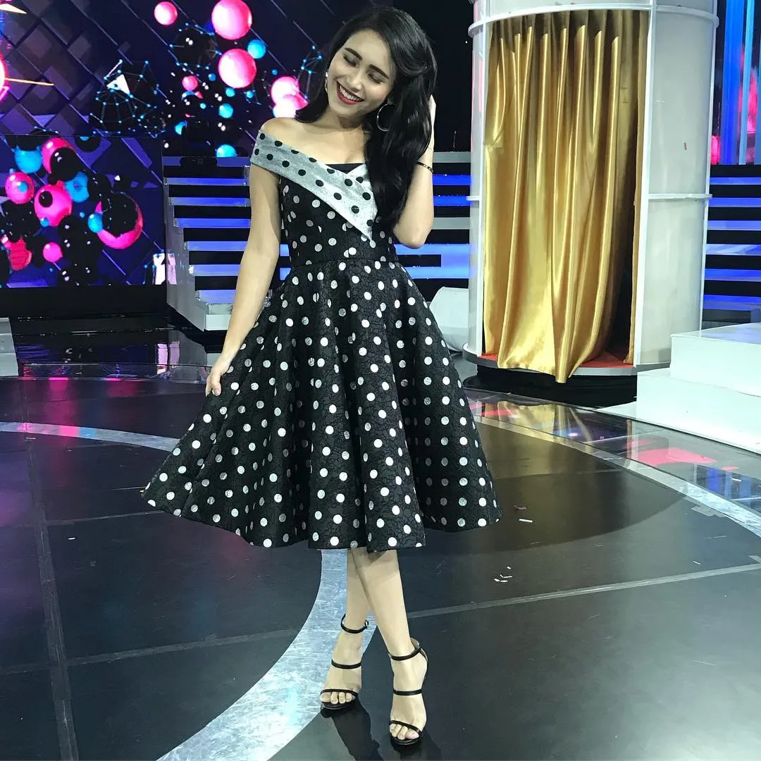 Penampilan feminin Ayu saat tampil di atas panggung. Credit: via instagram.com/ayutingting92