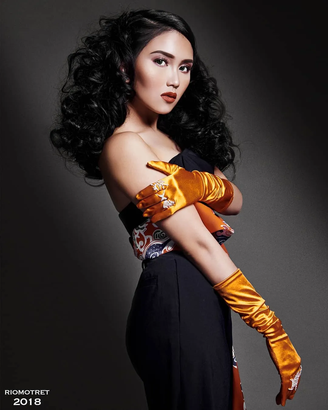 Ayu Ting Ting tampil beda dan memukau di pemotretan terbaru. Credit: via instagram.com/riomotret