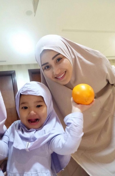 Berpose dengan sang anak, Ayu Ting Ting nampak begitu sederhana dalam balutan hijab warna krem. /©instagram.com/ayutingting92