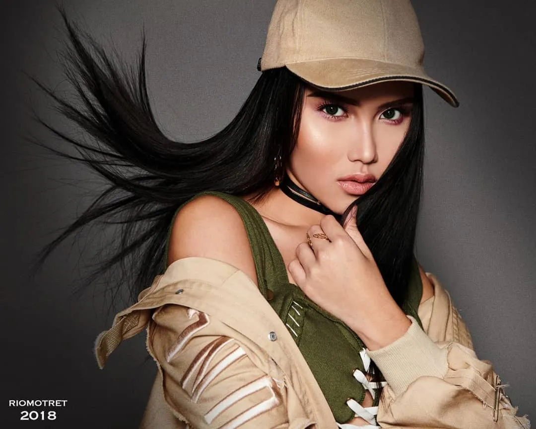 Gaya Ayu Ting Ting saat lakukan pemotretan. Credit: via instagram.com/ayutingting92