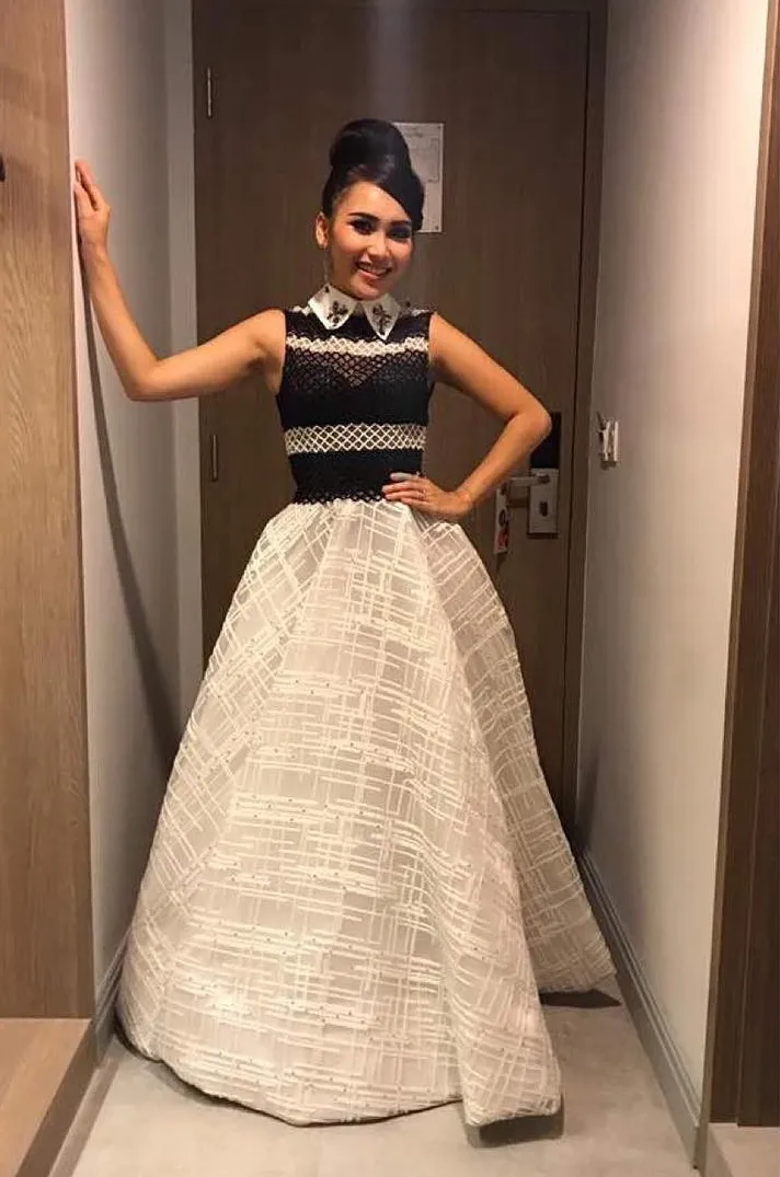 Gaya glamor Ayu Ting Ting sebagai penyanyi saat dirinya akan tampil di atas panggung. /©instagram.com/ayutingting92