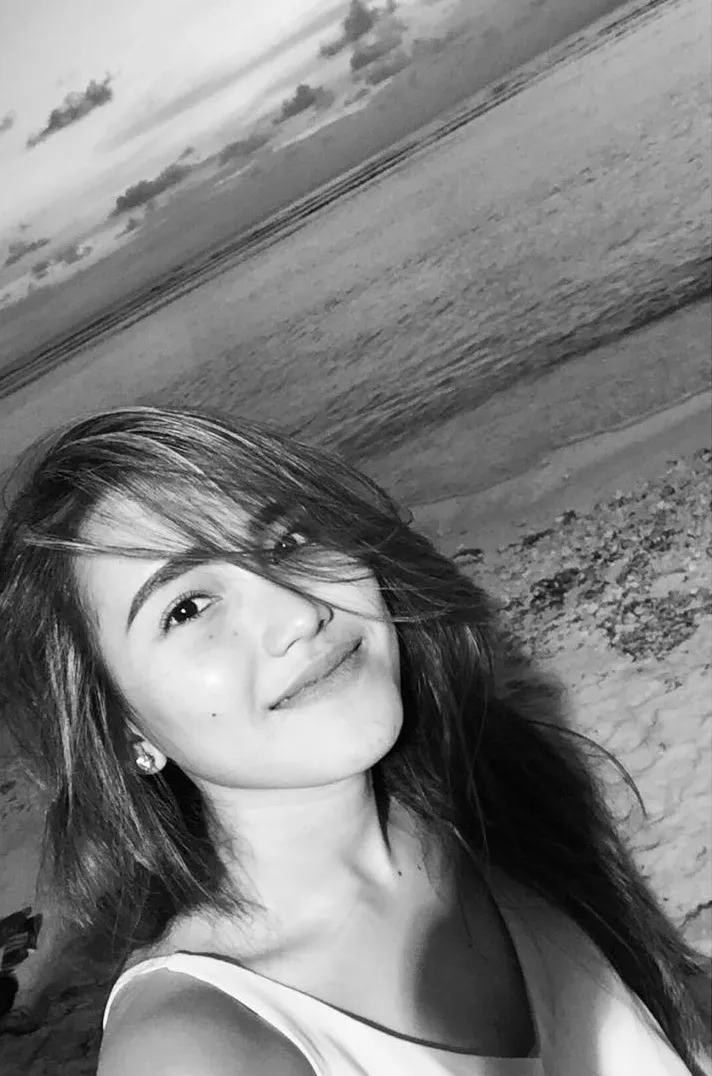 Menikmati sinar matahari dan indahnya pantai, ini gaya kece Ayu Ting Ting. /©instagram.com/ayutingting92
