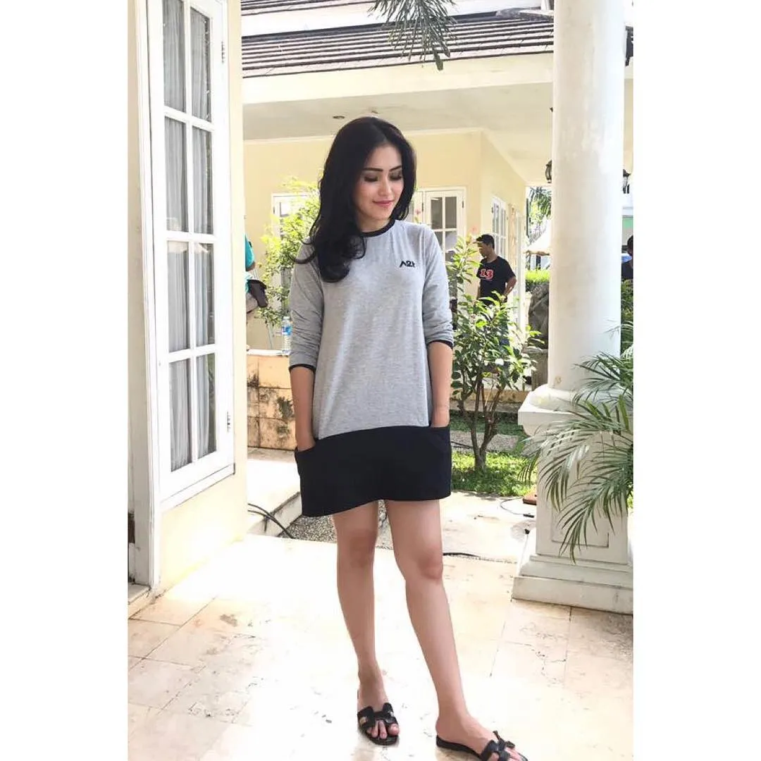 Penampilan kasual Ayu Ting Ting mengenakan busana dari koleksi bisnisnya yakni A2T. /©instagram.com/ayutingting92