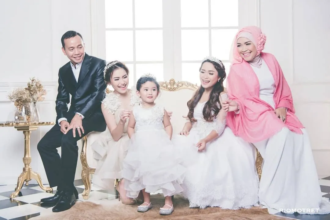 Bersama keluarga, Ayu pamer senyuman dalam potret kebersamaan manis ini. Credit: via instagram.com/ayutingting92