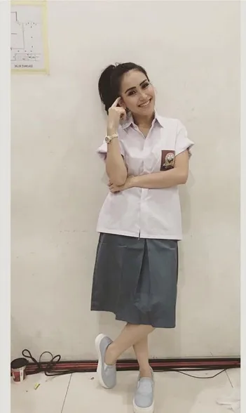 Berpose di hadapan kamera, Ayu Ting Ting menjelma jadi anak SMA kekinian. /©instagram.com/ayutingting92