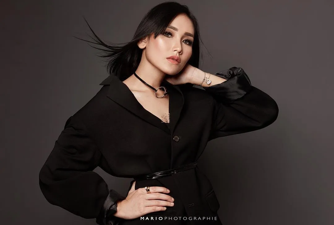 Pakai coat hitam, Ayu pamerkan badan langsingnya. /©instagram.com/mariophotographie