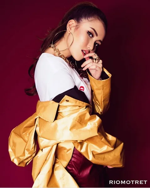 Sama seperti seleb lain, Ayu Ting Ting juga beberapa kali lakukan pemotretan dengan gaya yang stylish. /riomotret
