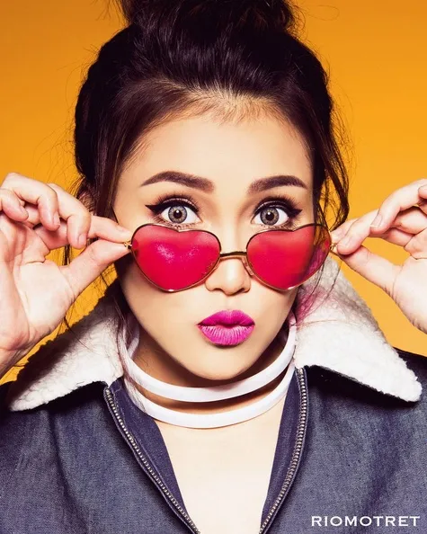 Lebih kece, Ayu Ting Ting berpose dengan memakai sebuah kacatama unik. /©instagram.com/riomotret