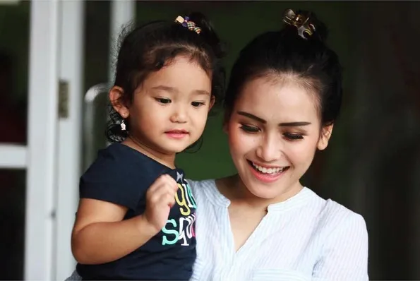 Meski sibuk, Ayu selalu ada waktu untuk putrinya yakni Bilqis. /©instagram.com/ayutingting92