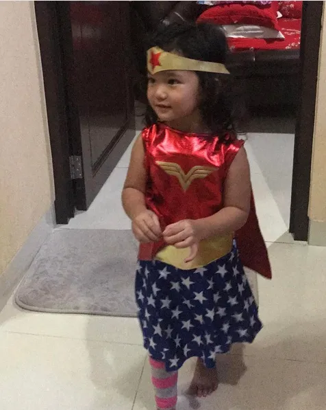 So cute! Gaya Bilqis anak Ayu Ting Ting dalam balutan kostum Wonder Woman. /©instagram.com/ayutingting92