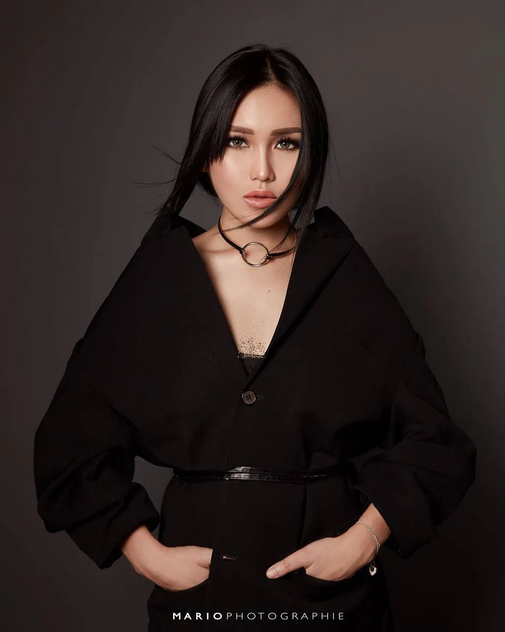 Bergaya chic, Ayu pamerkan rambut lurus yang diikat simple. Credit: via instagram.com/ayutingting92