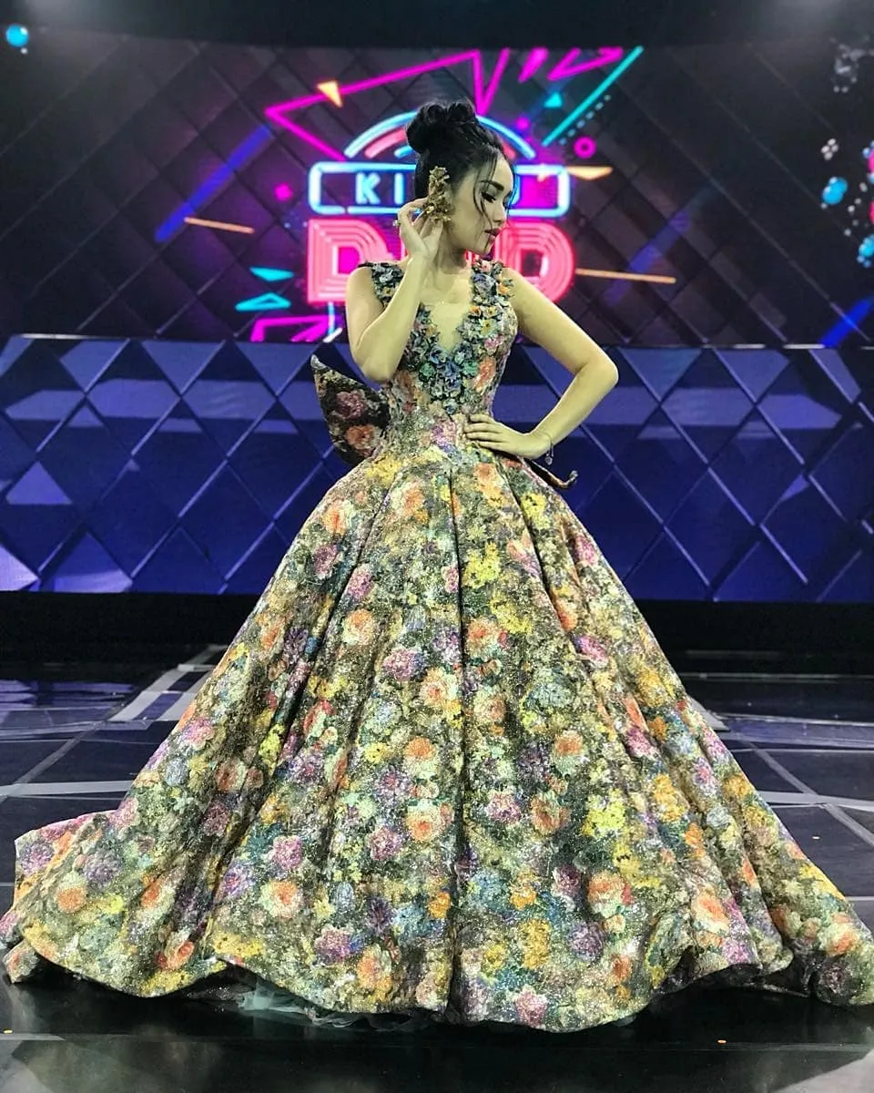 Ayu Ting Ting tampil bak ratu bunga. Credit: via instagram.com/diaryfashionstyle