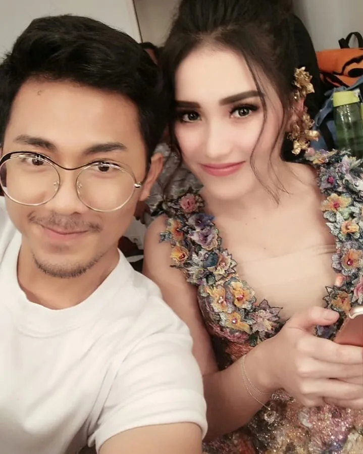 Ayu pose bareng fashion stylist langganannya. Credit: via instagram.com/diaryfashionstyle