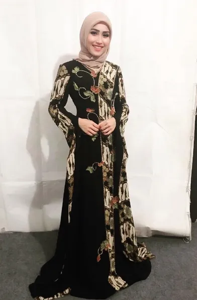 Pakai hijab dan gaun corak batik, Ayu Ting Ting tampil memukau! /©instagram.com/ayutingting92