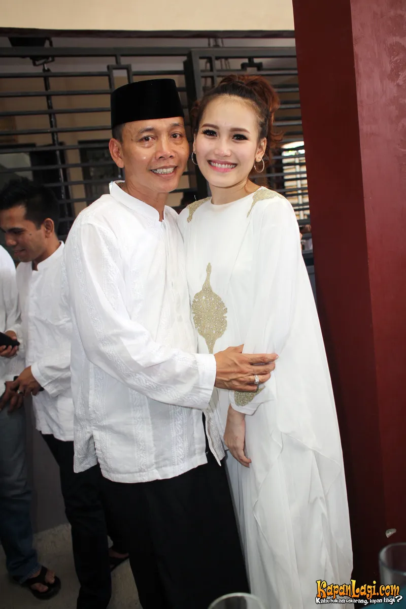 Saat putri Ayu Ting Ting lahir, bayi tersebut diadzani Abdul Rojak.