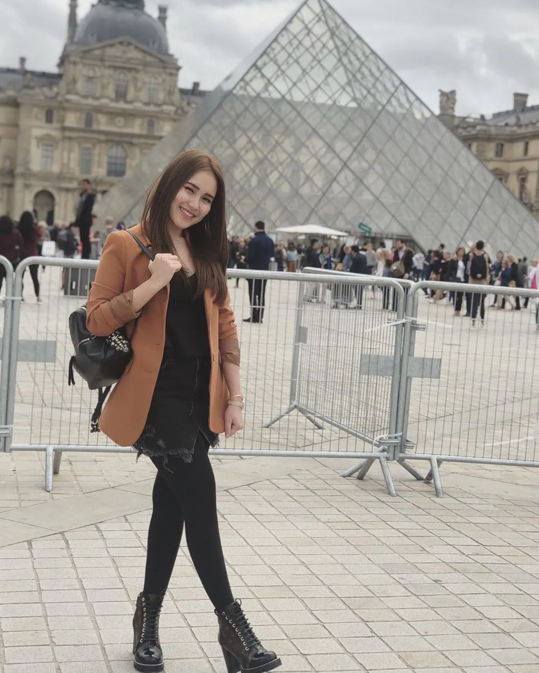 Fashion Ayu Ting Ting saat di Paris credit: instagram.com/ayutinting92