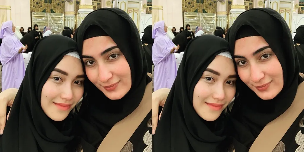 Ayu Ting Ting dan Tania Adira saat menjalankan umrah © Instagram