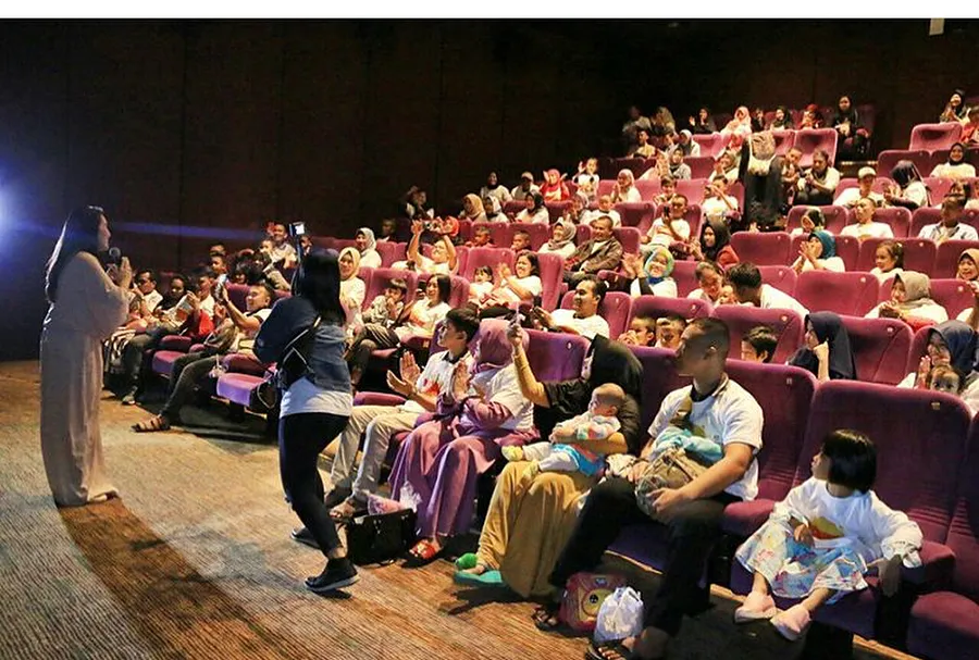 Ayu nobar film pertamanya 'DIMSUM MARTABAK' bareng fans / Credit: Instagram - ayutingting92
