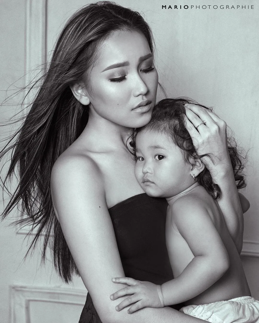 Ayu peluk mesra Bilqis © Instagram/mariophotografie