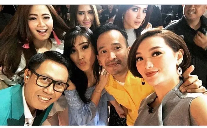 Ayu dan para host 'Pesbukers' © Instagram/ayutingting92