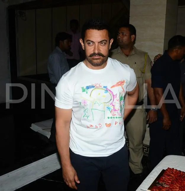 Ini nih kaos Aamir Khan dari sang putra tercinta © Pinkvilla.com