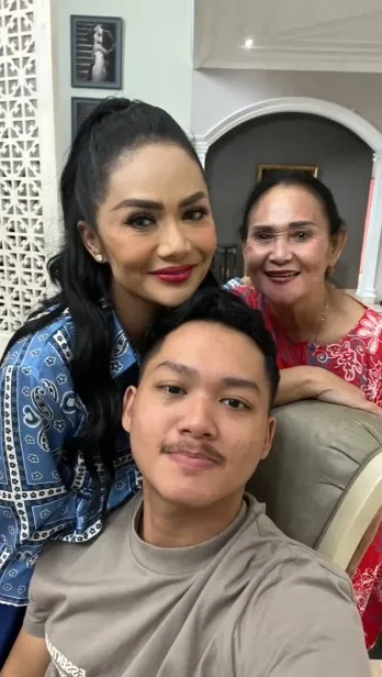 Azriel Hermansyah dan Krisdayanti (Credit: Instagram/krisdayantilemos)
