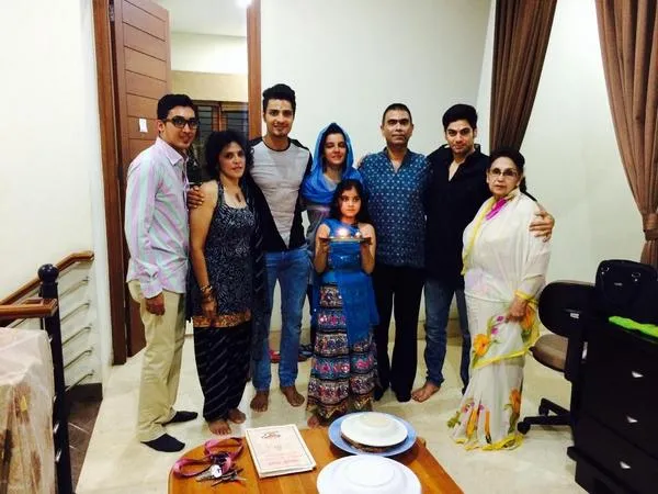 Vin Rana rayakan Diwali bersama Lavanya dan keluarga barunya di Jakarta. @Twitter.com/vinrana1986