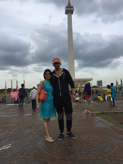 Saurabh dan istri di Monas. @twitter.com/saurabhraajjain