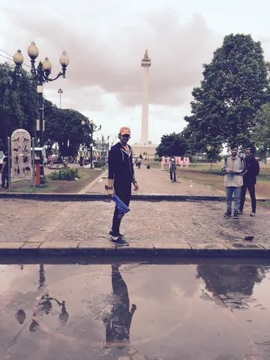 Dua pria yang ada di belakang Saurabh sepertinya tak tahu kalau di depan mereka ada bintang internasional. @Twitter.com/saurabhraajjain