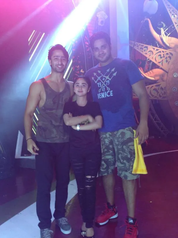 Di antara Shaheer dan Saurav, Depe terlihat seperti kurcaci cantik. @Twitter.com/dewiperssik12