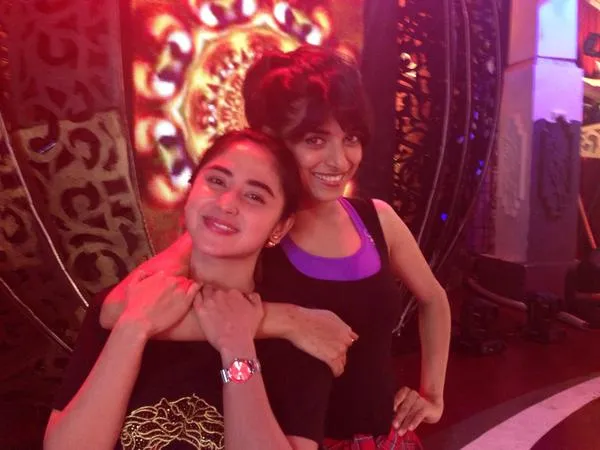 Pooja Sharma langsung akrab dengan Depe. Nggak sombong kan? @twitter.com/dewiperssik12