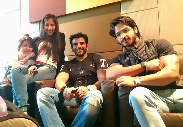Berempat, mereka selalu berfoto bareng. Lalu di mana Pooja Sharma? @twitter.com/DRITARASHTRA