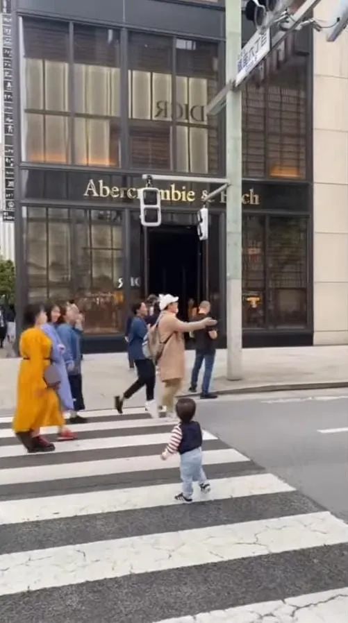 Potret Baby Izz Berjalan (Credit: Instagram/yashowbiz)