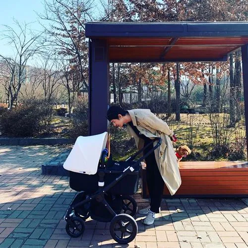 Bang Taeeun dan anaknya © instagram.com/b_taeeun