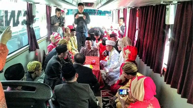 Andi R. Yamin dan Ratih, mempelai yang memutuskan untuk menikah di dalam bus pada 2015 silam © Facebook.com/BusMania Community