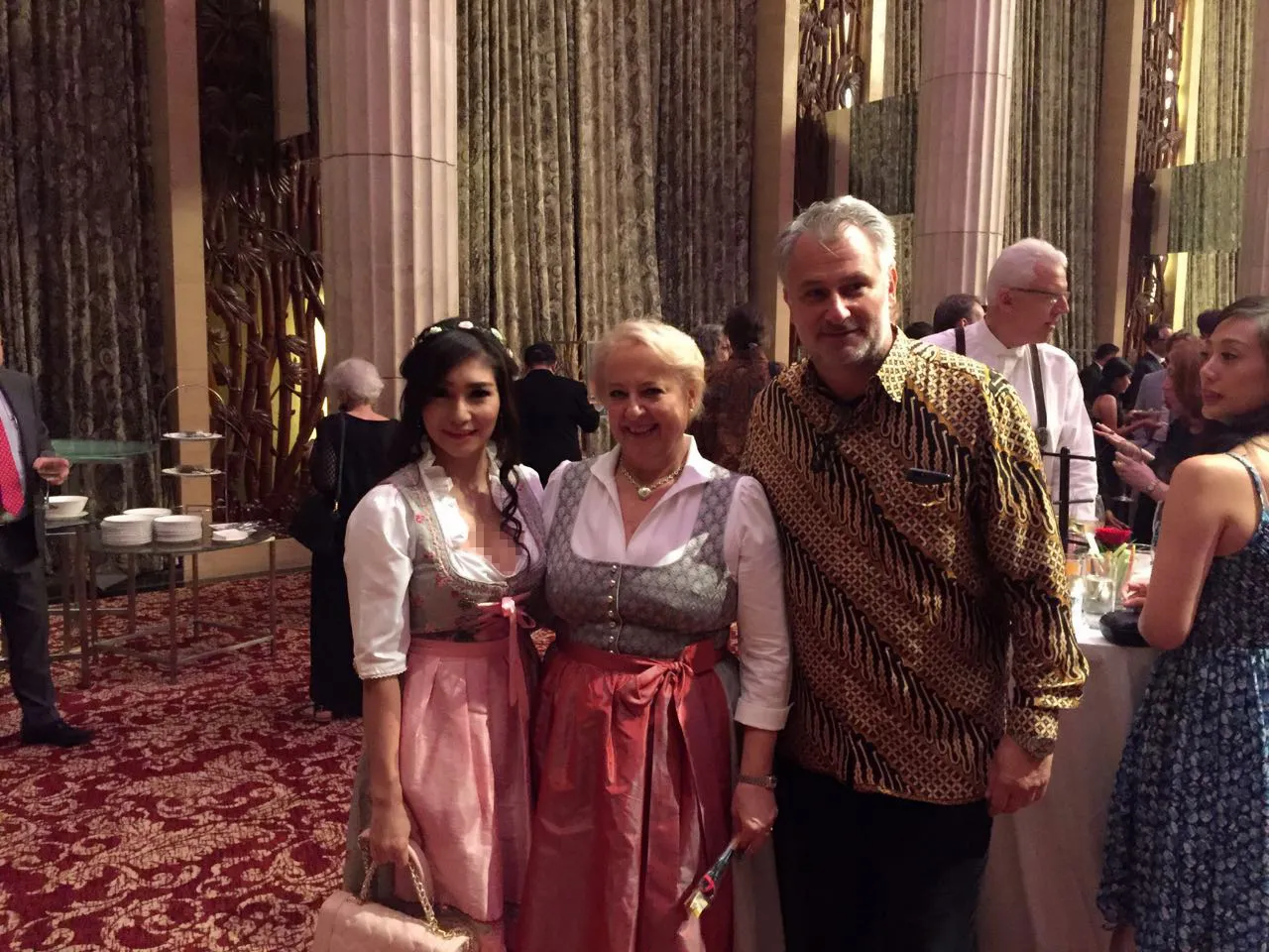 Baby Margaretha mencoba perkenalkan budaya Indonesia pada Duta Besar Austria, Helene Steinhaeusl, baru-baru ini © KapanLagi.com/Mathias Purwanto