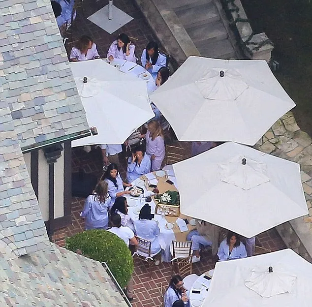 Kim Kardashian menggelar baby shower © Daily mail